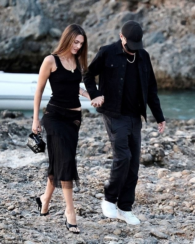 Đôi uyên ương Leonardo DiCaprio, Vittoria Ceretti tận hưởng kỳ nghỉ trên đảo Ibiza, tháng 8/2025. Ảnh: Backgrid