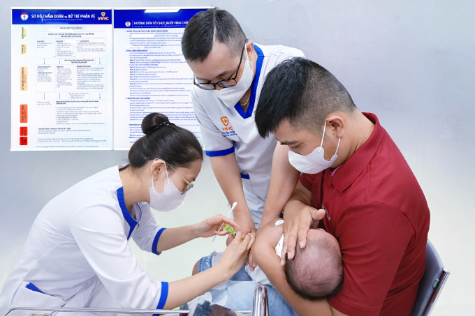 Trẻ được tiêm vaccine 6 trong 1 tại VNVC. Ảnh: Hoàng Dương