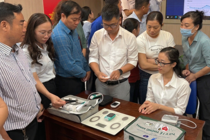 Nhân viên y tế tập huấn sử dụng túi y tế thông minh và quy trình chuyên môn khi các đội chăm sóc sức khỏe liên tục xuống hộ gia đình thăm khám, theo dõi sức khỏe người cao tuổi. Ảnh: Sở Y tế TP HCM