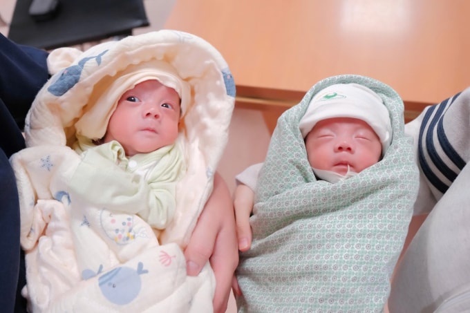 Hai bé được chăm sóc tích cực, hiện đã đủ điều kiện xuất viện. Ảnh: Bệnh viện cung cấp