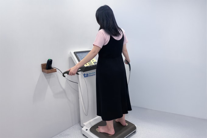 Chị Khánh đo InBody để kiểm tra các chỉ số cơ, mỡ, nước trong cơ thể. Ảnh: Bệnh viện Đa khoa Tâm Anh