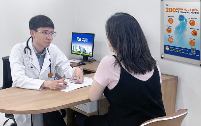 Bác sĩ Văn tư vấn liệu trình giảm cân cho chị Khánh. Ảnh: Bệnh viện Đa khoa Tâm Anh