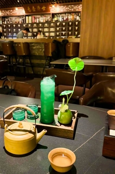 Phong cách trang trí tại một quán bar đông y. Ảnh: Weixin