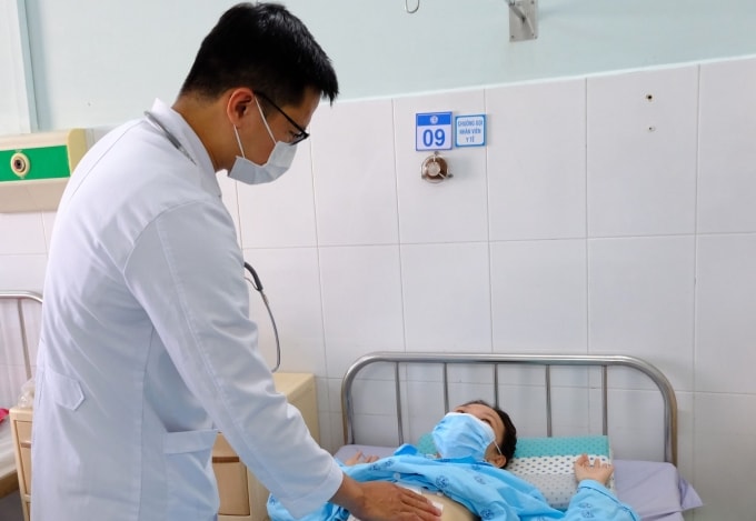 Bác sĩ thăm khám cho bệnh nhân sau mổ. Ảnh: Bệnh viện cung cấp