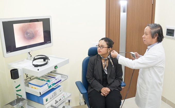 Người bệnh được bác sĩ nội soi tai kiểm tra. Ảnh minh họa: Bệnh viện Đa khoa Tâm Anh