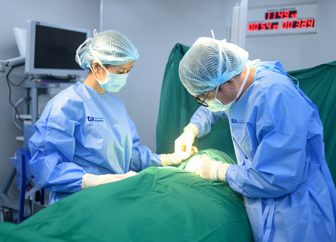Bác sĩ Vinh phẫu thuật cho người bệnh. Ảnh: Bệnh viện Đa khoa Tâm Anh