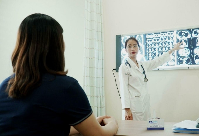 Bác sĩ Lã Quý Hương đang tư vấn cho một người bệnh. Ảnh minh họa: Trang Lê