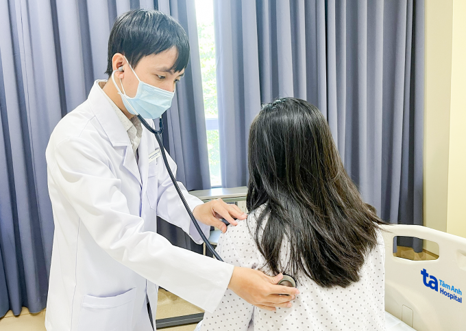 Bác sĩ Luân khám cho bệnh nhân trước lúc xuất viện. Ảnh: Hạ Vũ