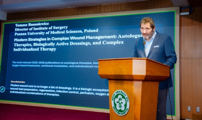 GS Tomasz Banasiewicz chia sẻ về Chiến lược hiện đại trong quản lý vết thương phức tạp: Liệu pháp tự thân, băng sinh học hoạt tính và điều trị đa mô thức cá thể hóa. Ảnh: EUPC Group