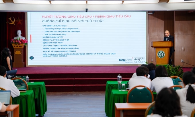 TS Robert Kasperek chia sẻ về ứng dụng của huyết tương giàu tiểu cầu trong chỉnh hình như điều trị bệnh khớp, ứng dụng vào vết thương khó liền. Ảnh: EUPC Group