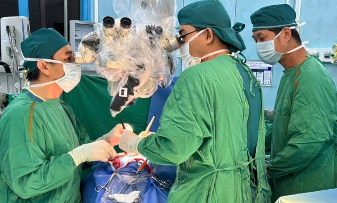 Các bác sĩ phẫu thuật cho bệnh nhân. Ảnh: Bệnh viện cung cấp