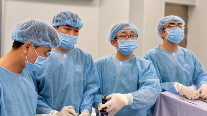 Các bác sĩ phẫu thuật cho bệnh nhân. Ảnh: Bệnh viện cung cấp