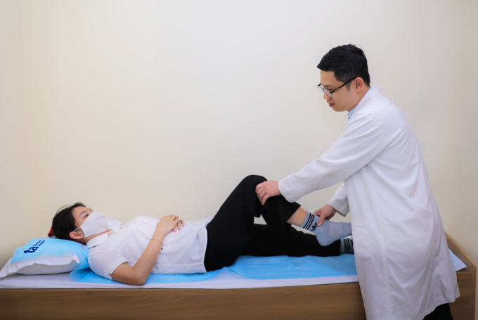 Bác sĩ Ơn kiểm tra tình trạng chức năng khớp háng người bệnh. Ảnh: Bệnh viện Đa khoa Tâm Anh