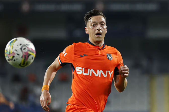 Mesut Ozil thi đấu cho Basaksehir trước khi giải nghệ năm 2023. Ảnh: Anadolu
