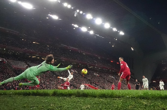 Thủ môn Alisson Becker cản cú sút của tiền đạo Omari Hutchinson trong trận Liverpool thua Nottingham Forest 0-3 trên sân Anfield ở vòng 12 Ngoại hạng Anh ngày 22/11/2025. Ảnh: Reuters