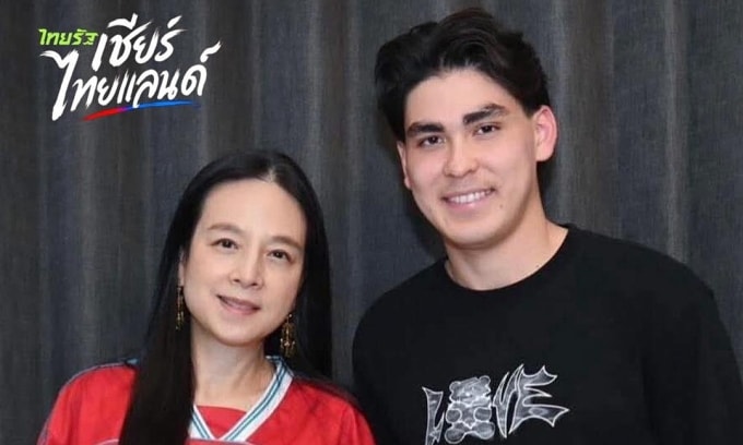 Madam Pang và hậu vệ Thái lai Thụy Điển Eric Kahl. Ảnh: ThaiRath