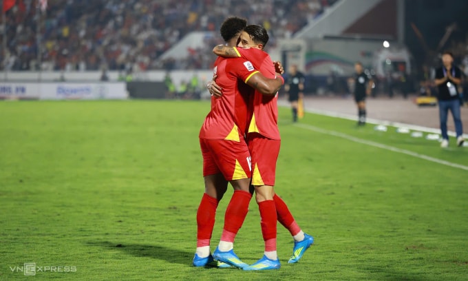 Xuân Son (trái) ôm Hoàng Hên mừng bàn thắng trong trận Việt Nam hạ Malaysia trên sân Thiên Trường, phường Nam Định, tỉnh Ninh Bình tối 31/3/2026. Ảnh: Đức Đồng