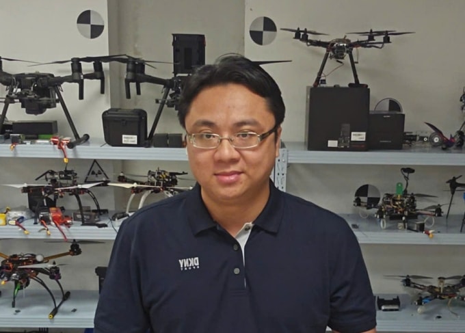 TS. Thiên Minh bên cạnh các robot bay của phòng lab tại Đại học Công nghệ Nanyang. Ảnh: NVCC