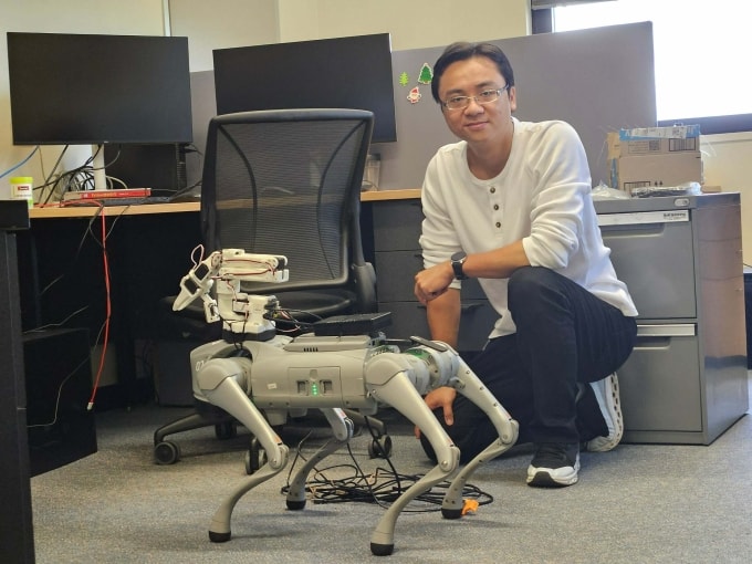 TS. Thiên Minh và robot bốn chân tại Đại học Queensland. Ảnh: NVCC