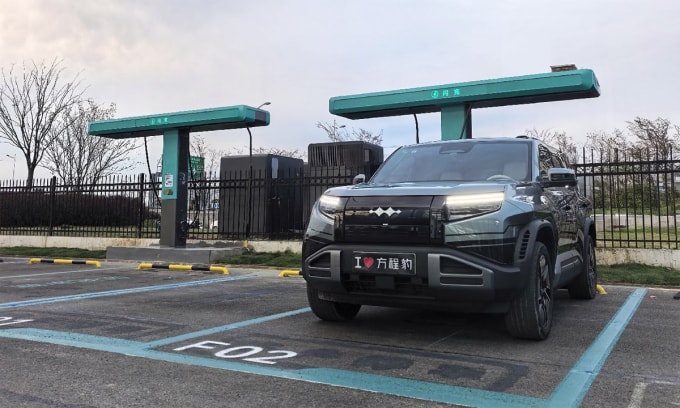 Một mẫu xe điện của BYD tại trạm sạc nhanh của hãng. Ảnh: Weibo