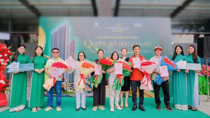 Người mua nhận sổ hồng từ chủ đầu tư. Ảnh: Houze