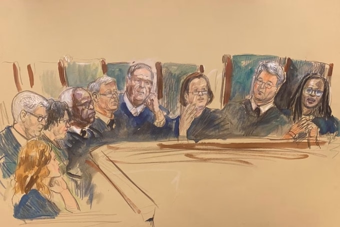 Ký họa 9 thẩm phán tối cao nghe tranh luận tại tòa ngày 1/4. Ảnh: Dana Verkouteren