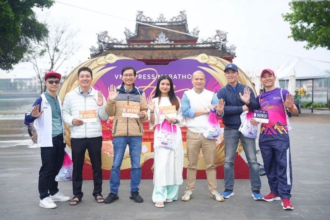 Runner, du khách check-in tại Expo VnExpress Marathon 2025. Ảnh: VnExpress Marathon