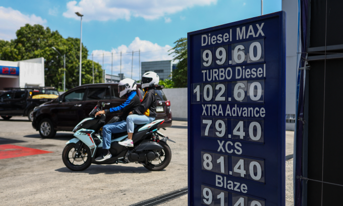 Bảng giá tại một trạm xăng ở Philippines hôm 19/3. Ảnh: AFP