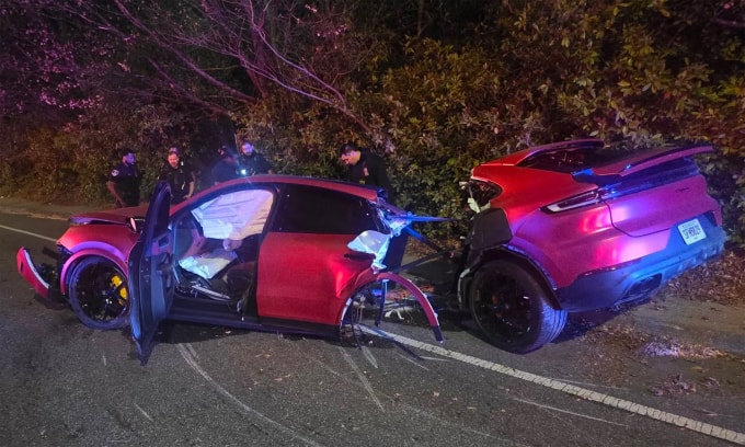 Chiếc SUV gãy đôi từ cột C, với hai phần cách nhau cả mét. Ảnh: Dunwoody Police Department