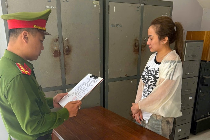 Lê Nguyễn Quỳnh Như nghe đọc lệnh khởi tố. Ảnh: Thành Huynh