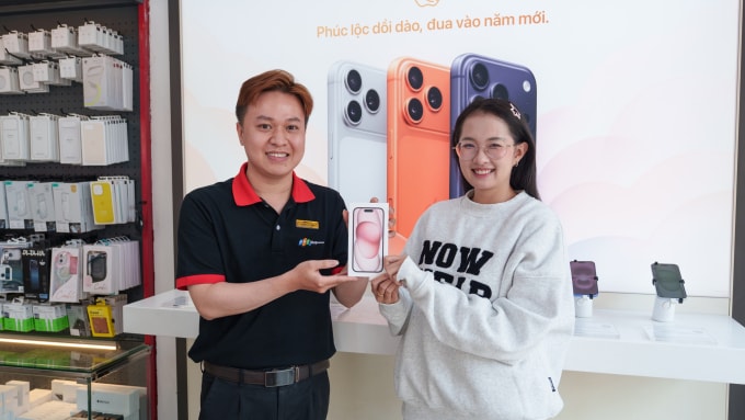 Khách hàng tham gia chương trình dùng thử iPhone 15 tại FPT Shop và F.Studio by FPT. Ảnh: FPT
