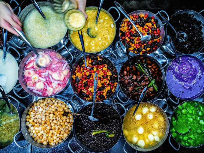 Sạp chè Huế với nhiều món chè đa dạng. Ảnh: Thanh Toàn