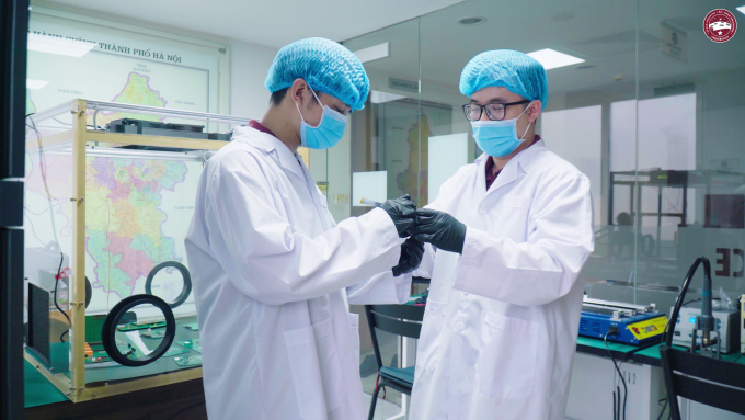 Kỹ thuật viên của Vegacosmos làm việc với mô hình vệ tinh VEGAFLY-1. Ảnh: Phan Vũ