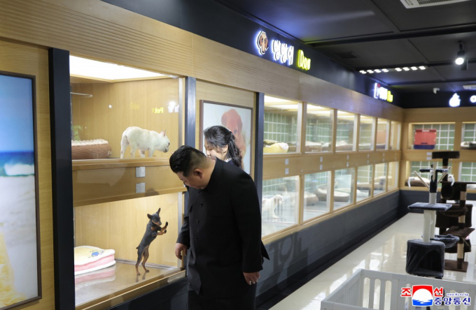 Ông Kim và con gái thăm cửa hàng thú cưng mới ở khu Hwasong, Bình Nhưỡng, ngày 3/4. Ảnh: KCNA