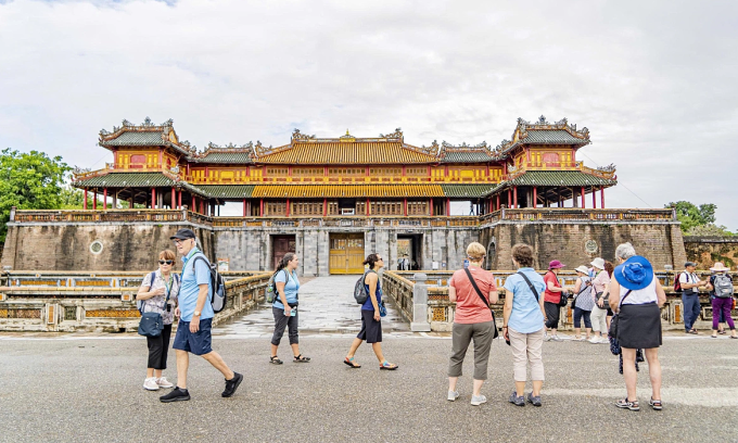 Du khách tham quan Đại Nội Huế cuối tháng 10/2025. Ảnh: Võ Thạnh