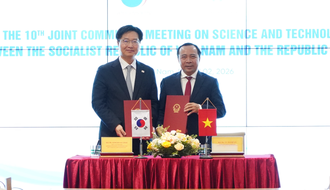 Thứ trưởng Thứ nhất Khoa học, Công nghệ thông tin và truyền thông Hàn Quốc Koo Hyuk-Chae và Thứ trưởng thường trực Khoa học và Công nghệ Vũ Hải Quân trao biên bản khóa họp. Ảnh: HTQT