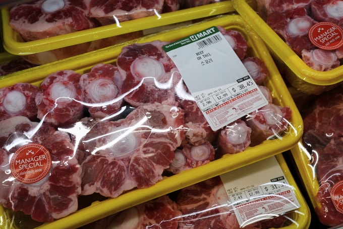 Một khay thịt đuôi bò tại cửa hàng ở Schaumburg, bang Illinois ngày 2/4. Ảnh: AP