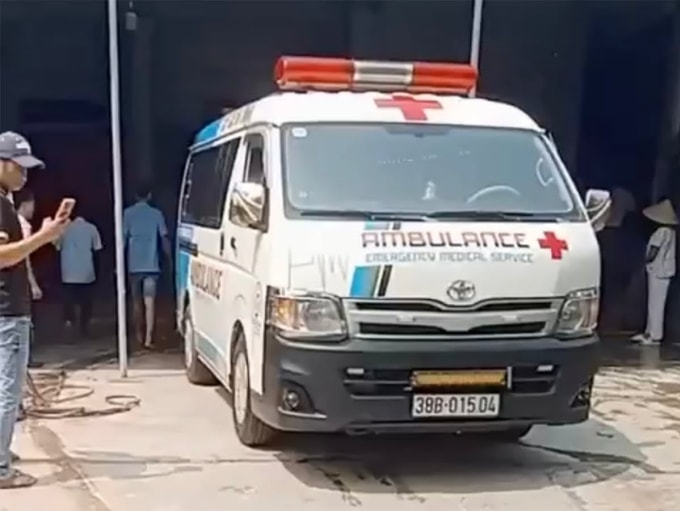 Xe cấp cứu đưa ông Quyết đi bệnh viện, nhưng nhiều vết thương nặng khiến ông không qua khỏi. Ảnh: Đức Hùng. 