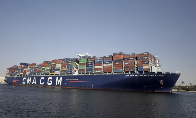 Một tàu hàng của hãng CMA CGM đi qua kênh đào Suez, Ai Cập, hồi năm 2021. Ảnh: Reuters