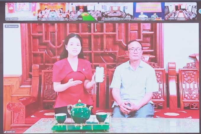 Ông Phan Xuân Thủy, điểm cầu Nghệ An, chia sẻ về trải nghiệm thực hiện nghĩa vụ thi hành án qua VNeID, chiều 3/4. Ảnh: Hải Thư