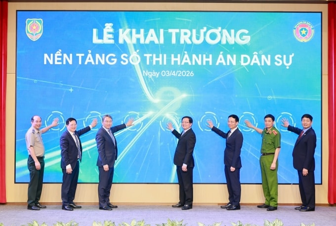 Phó Thủ tướng Hồ Quốc Dũng (giữa); Bộ trưởng Khoa học Công nghệ Nguyễn Mạnh Hùng