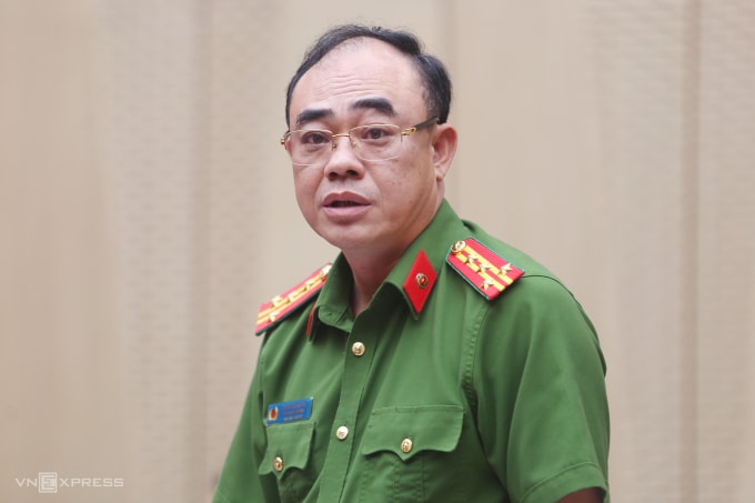 Đại tá Trần Hồng Phú, cục phó C06 tại họp báo. Ảnh: Phạm Dự