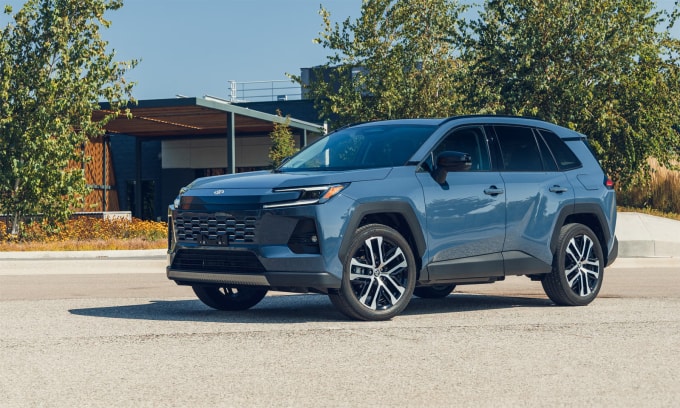 Toyota RAV4 thế hệ mới tại Mỹ có giá từ 33.400 USD. Ảnh: Car and Driver