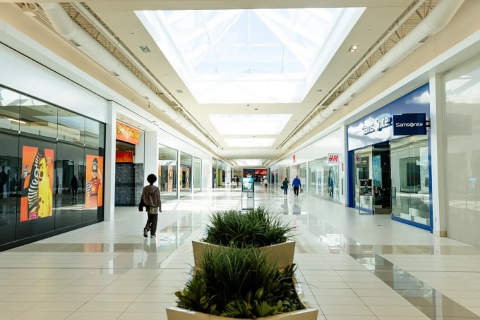 Khách hàng thưa thớt bên trong trung tâm mua sắm ở thành phố Niagara Falls, bang New York, tiếp giáp bang Ontario của Canada. Ảnh: NYT