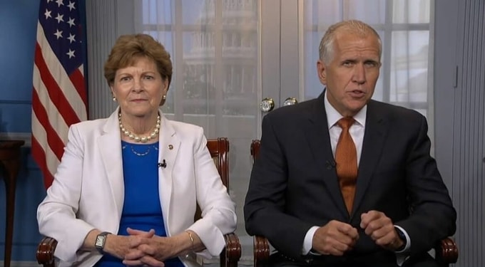 Thượng nghị sĩ Jeanne Shaheen (trái) và Thượng nghị sĩ Thom Tillis. Ảnh: IFN