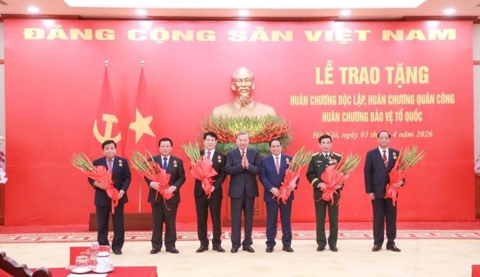Tổng Bí thư Tô Lâm trao huân chương tặng các lãnh đạo Đảng, Nhà nước, chiều 3/4. Ảnh: Cổng thông tin Đảng Cộng sản