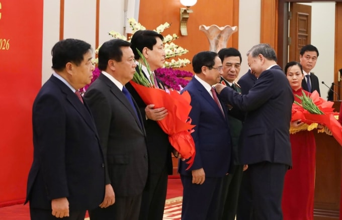 Tổng Bí thư Tô Lâm trao tặng huân chương Độc lập hạng Nhất tặng Thủ tướng Phạm Minh Chính, chiều 3/4. Ảnh: Cổng thông tin Đảng Cộng sản