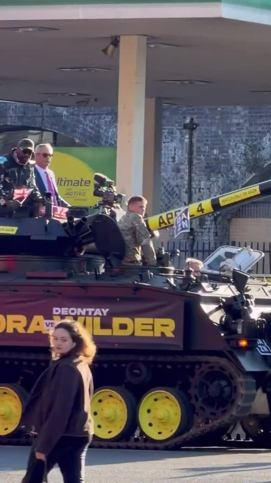 Derek Chisora đi xe tăng dự họp báo