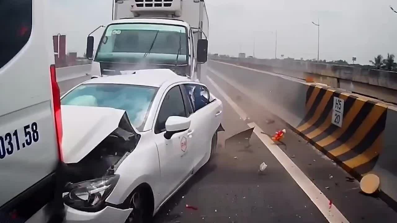 Hai tai nạn liên tiếp, cao tốc Trung Lương ùn tắc nhiều km