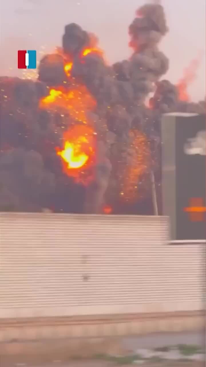 Khoảnh khắc các địa điểm ở Iran phát nổ như quả cầu lửa